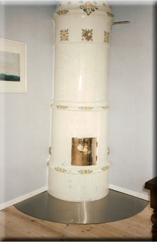 Dieser antike Kachelofen wurde in aufwendiger Arbeit in 2 Wochen von Grund auf restauriert. Ein Kachelofen von "Meisterhand"